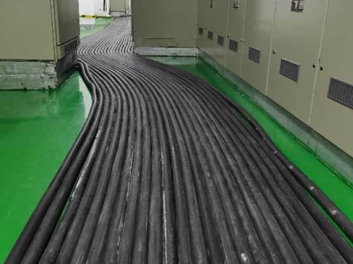 石阡如何根据理论计算公式计算温度对特定电压测量结果的影响？